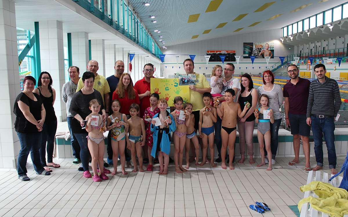 In Zusammenarbeit mit der Wasserwacht Riesa Riemix haben wir einen Schwimmkurs für Kinder im Alter zwischen 5-7 Jahren initiiert. Hier geht es vorrangig um Kinder, die nicht in den Genuss eines Schwimmkurses gelangen können.